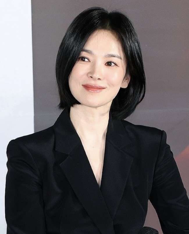 Dark Nuns menjadi tantangan baru bagi Song Hye Kyo, yang selama ini langganan membintangi film dan drama romantis. Setelah kesuksesan drama thriller The Glory, dia ingin terus menunjukkan sisi barunya kepada fans. Foto: dok. Instagram @kyo1122