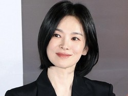 Cantiknya Song Hye Kyo di Preskon Dark Nuns, Jadi Biarawati di Film Terbaru