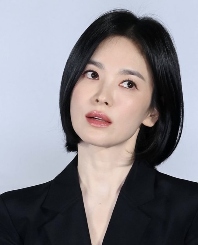 “Aku merasakan banyak tekanan setelah The Glory karena sudah menerima banyak dukungan. Tapi aku juga mulai menikmati akting dengan cara yang baru. Aku rasa jika membintangi film Dark Nuns, aku bisa menunjukkan sisi lain dari diriku,” ungkap Song Hye Kyo. Foto: dok. Instagram @kyo1122