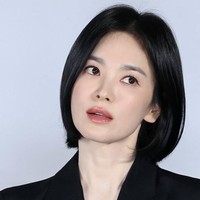 “Aku merasakan banyak tekanan setelah The Glory karena sudah menerima banyak dukungan. Tapi aku juga mulai menikmati akting dengan cara yang baru. Aku rasa jika membintangi film Dark Nuns, aku bisa menunjukkan sisi lain dari diriku,” ungkap Song Hye Kyo. Foto: dok. Instagram @kyo1122