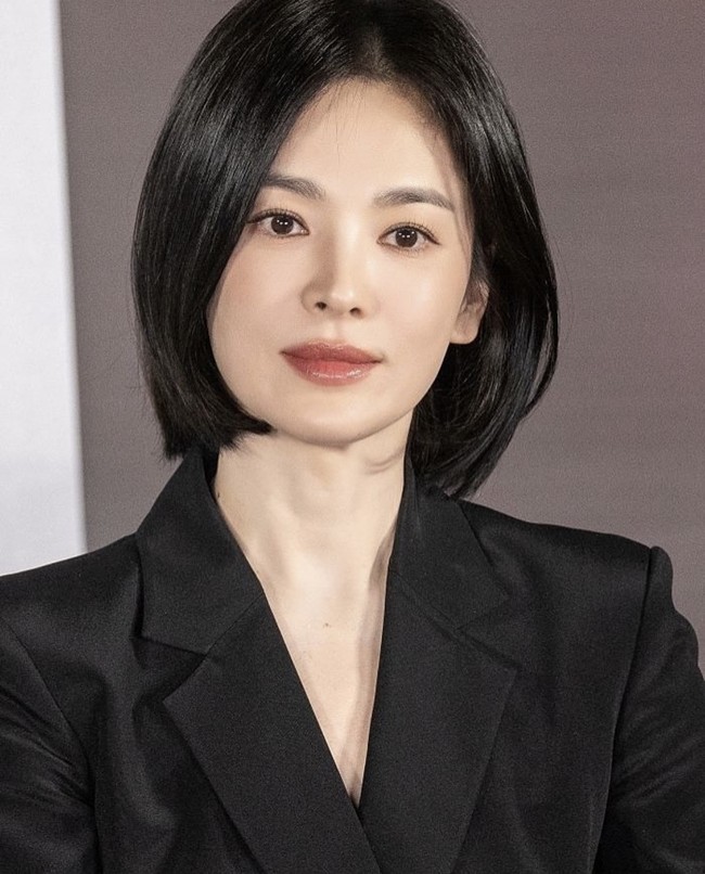 Dark Nuns merupakan sekuel dari film box office, The Priests yang tayang pada tahun 2015. Penggemar dapat menantikan transformasi Song Hye Kyo sebagai biarawati di bioskop mulai tanggal 24 Januari 2025. Foto: dok. Instagram @kyo1122