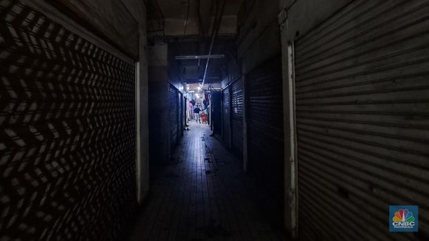 Suasana sepi lapak pedagang di Pasar Slipi, Jakarta, Selasa (17/12/2024). (CNBC Indonesia/Faisal Rahman)