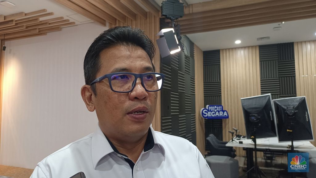 taf Ahli Bidang Ekologi dan Sumber Daya Laut KKP, Hendra Yusran Siry dalam Konferensi Pers di kantor KKP, Selasa (17/12/2024). (CNBC Indonesia/Martyasari RIzki)