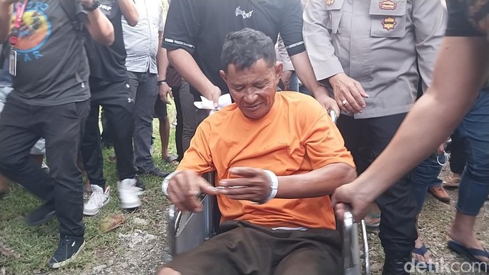 Tampang pelaku pembunuhan saat dihadirkan dalam konferensi pers.