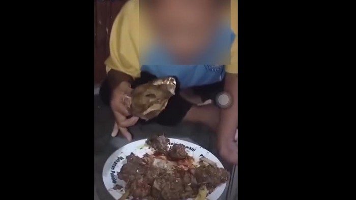 Tangkapan layar anak berkebutuhan khusus dipaksa makan daging musang