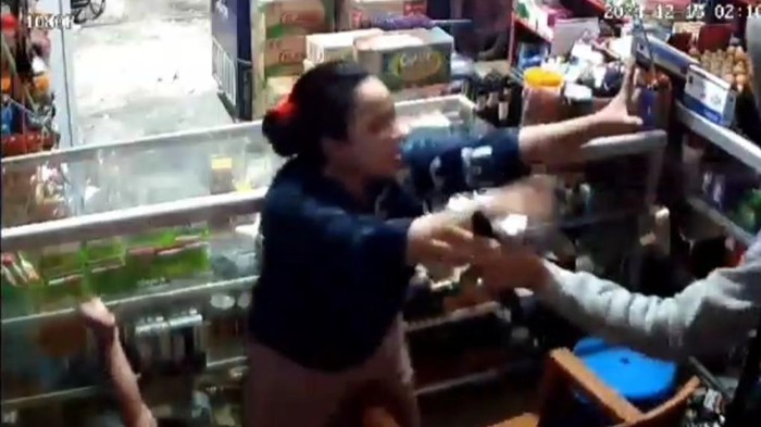 Tangkapan layar CCTV saat wanita melawan pencuri di toko kelontongnya di Makassar.