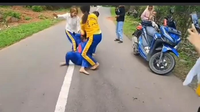 Tangkapan layar video siswi MTs di Bima dikeroyok sejumlah pelajar SMP, Selasa (17/12/2024).