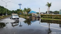 Tidak hanya pemotor, pengendara mobil juga menerobos banjir rob.
