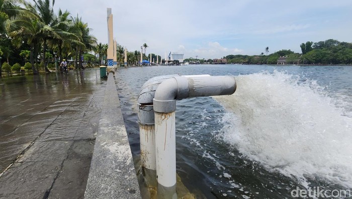 Banjir rob menggenangi beberapa titik di kawasan wisata Ancol, Jakarta Utara, Selasa (17/12/2024). Puncak rob pada pukul 09.00 WIB hingga 10.00 WIB.
