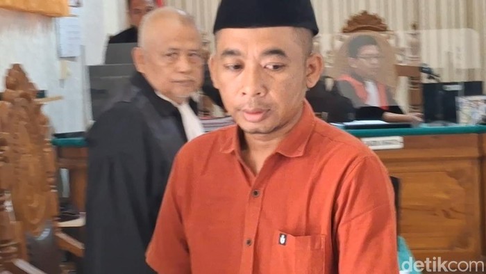 Terdakwa J, Kepsek pemerkosa siswi di Sumenep usai divonis penjara 17 tahun di PN Sumenep.