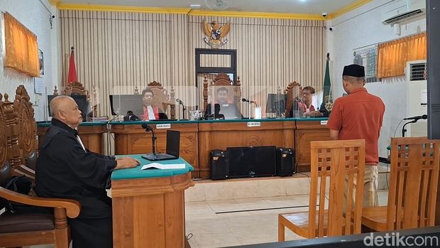Terdakwa J, Kepsek pemerkosa siswi di Sumenep usai divonis penjara 17 tahun di PN Sumenep.