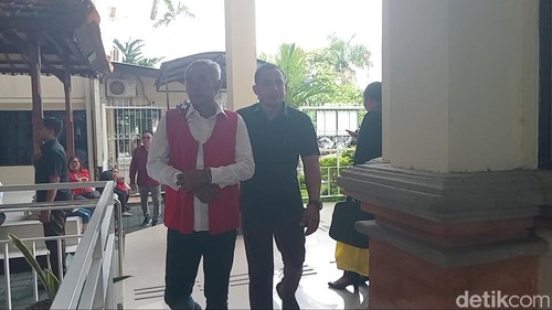 Terdakwa kasus pencabulan, Toni Hari Siswanto, seusai menjalani sidang tuntutan di PN Denpasar, Selasa (17/12/2024). (Foto: Aryo Mahendro/detikBali)