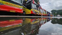 Jejeran bus yang siap mengangkut penumpang di Terminal Kalideres Jakarta.