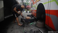Maintenance atau penggantian ban bus di dalam Terminal Kalideres.