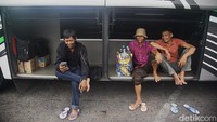 Nampak kru dan penumpang hingga pedagang asongan yang selalu mewarnai sebuah terminal.
