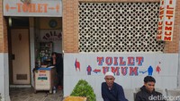 Terminal-terminal yang ada di Jakarta juga daerah pasti menyediakan toilet umum yang bisa digunakan dengan membayar mulai Rp 2.000.