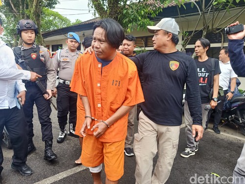 Tersangka curat saat digiring polisi di Mapolres Jembrana, Senin (16/12/2024). (I Putu Adi Budiastrawan/detikBali).