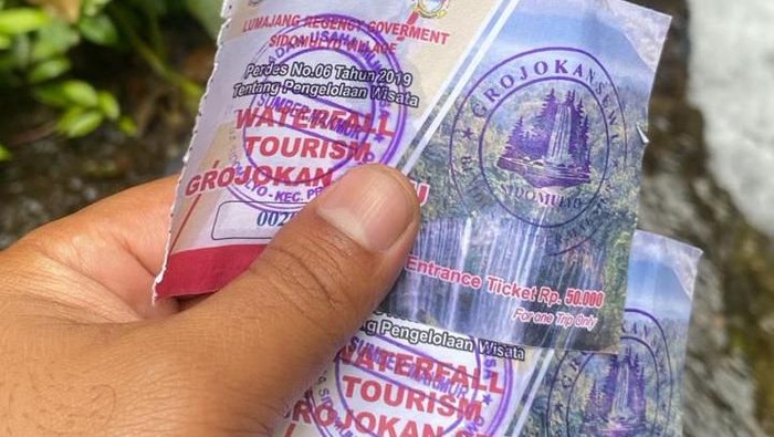 Tiket masuk Grojogan Sewu yang terpaksa dibayar guide di wisata Air Terjun Tumpak Sewu Lumajang.