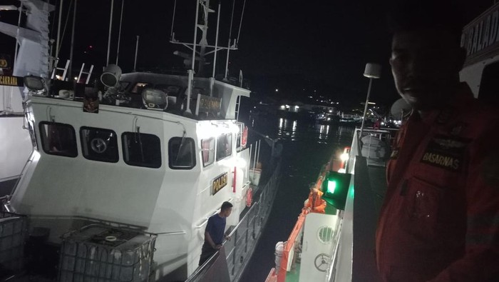Tim SAR melakukan pencarian kapal tenggelam di perairan Raja Ampat.