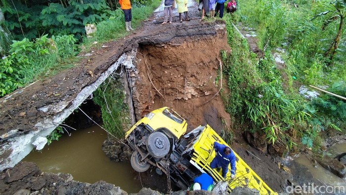 Truk pasir jatuh ke sungai 10 meter usai jembatan ambrol di Banjarnegara, Selasa (17/12/2024).