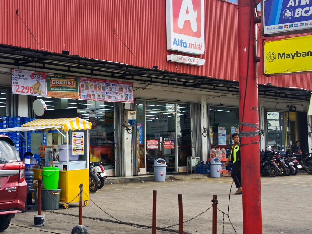 Tukang parkir Alfamidi di Kelapa Dua, Tangerang. CNBC Indonesia M Fakhriansyah