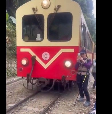 Turis tertabrak kereta