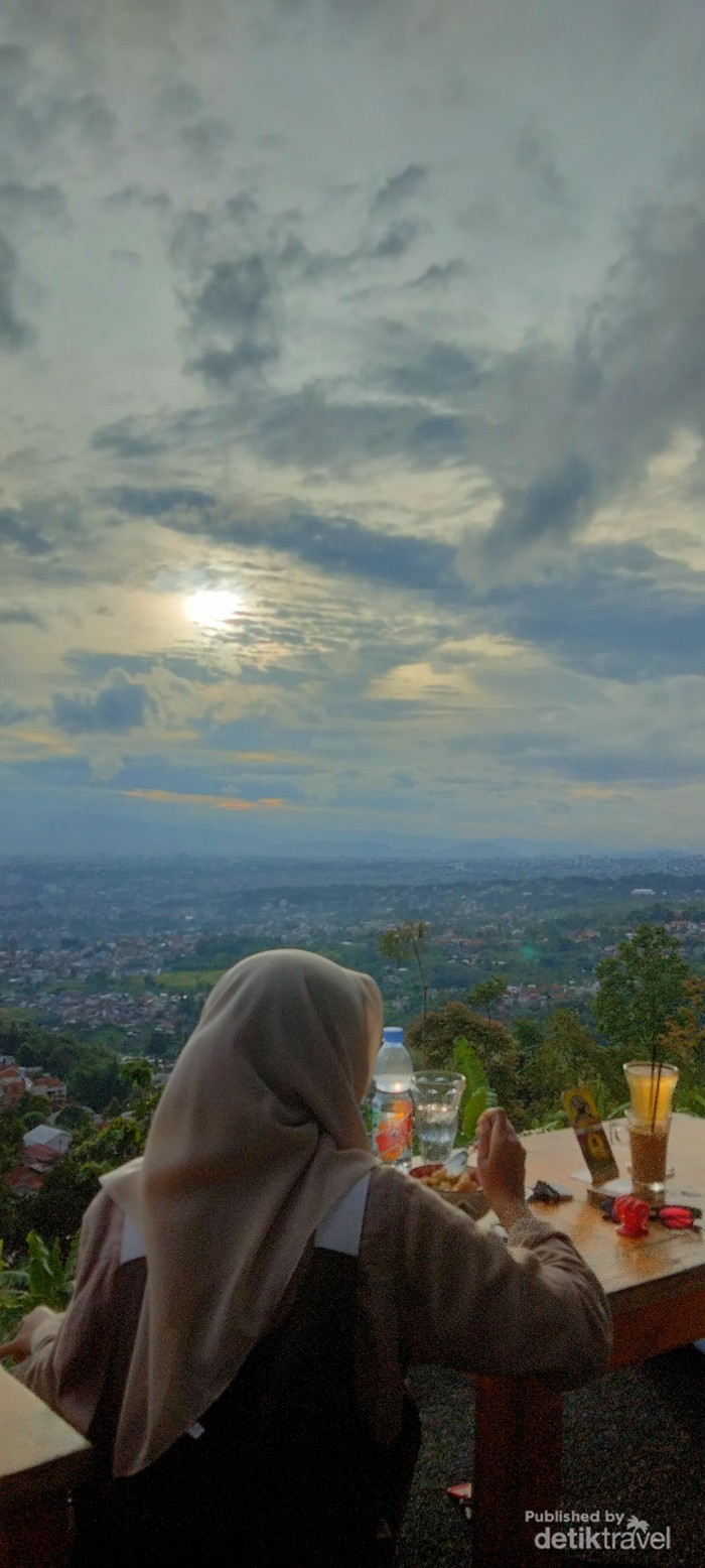 Kafe Tersembunyi dengan Pemandangan Romantis City Light Bandung