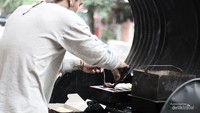 Proses pembuatan kue balok.