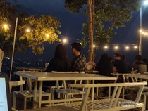 Kafe Tersembunyi dengan Pemandangan Romantis City Light Bandung