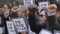 Kepolisian Korea Selatan pun telah mempertimbangkan untuk mengajukan surat perintah penangkapan terhadap Presiden Yoon Suk Yeol imbas drama penetapan darurat militer di Korsel. (AP Photo/Lee Jin-man)