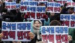 Usai Dimakzulkan, Warga Korsel Tuntut Presiden Yoon Suk Yeol Ditangkap