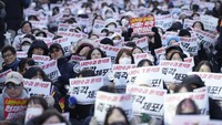 Dikutip dari Yonhap News Agency, rencana penangkapan Presiden Yoon ini dibenarkan oleh seorang pejabat di tim investigasi khusus Kantor Investigasi Nasional Korsel pada hari Jumat (13/12) kemarin. (AP Photo/Lee Jin-man)