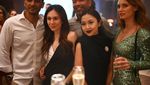 Pose Valentine Payen, Istri Ario Bayu saat Ngopi di Prancis