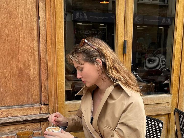 Pose Valentine Payen, Istri Ario Bayu saat Ngopi di Prancis