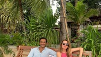 Selain di Prancis, Valentine Payen dan sang suami juga hobi liburan di Bali. Ini momennya saat mereka menikmati makanan di pinggir pantai. Foto: Instagram @valentinepayenwicaksono