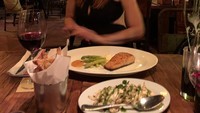Makan malam romantis, ini momen Valentine Payen dengan menu favoritnya. Ia memesan steak ikan salmon yang disajikan dengan asparagus. Foto: Instagram @valentinepayenwicaksono