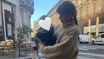 Pose Valentine Payen, Istri Ario Bayu saat Ngopi di Prancis