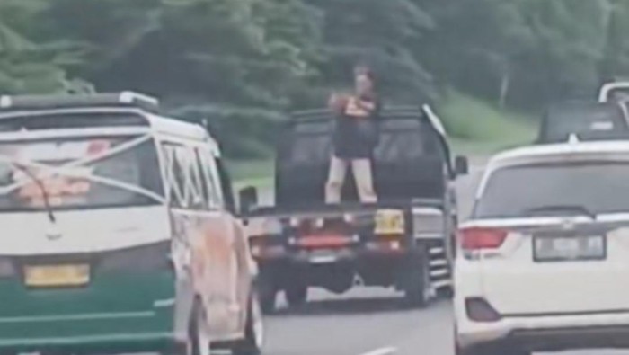 Viral pria berdiri sambil merekam di atas bak mobil pikap yang melintas di Tol Jagorawi