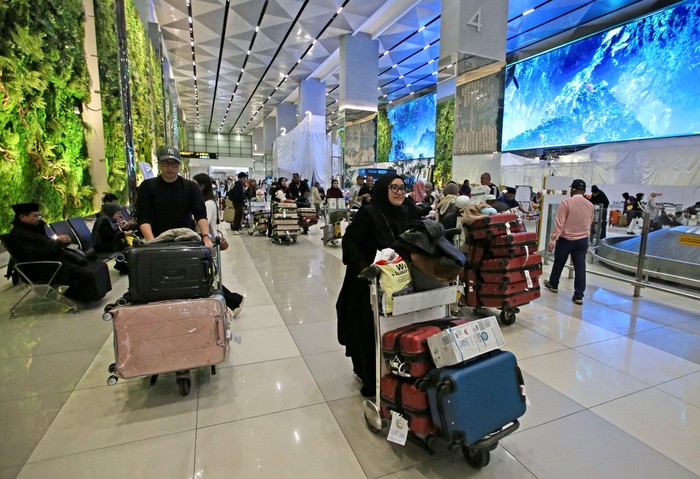 Ragam elemen hijau terlihat di Terminal 3 Bandara Soekarno-Hatta. Mulai dari taman outdoor, taman vertikal, serta lampu LED berukuran besar yang menampilkan kekayaan alam Indonesia.