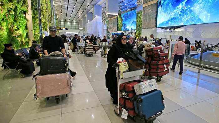 Ragam elemen hijau terlihat di Terminal 3 Bandara Soekarno-Hatta. Mulai dari taman outdoor, taman vertikal, serta lampu LED berukuran besar yang menampilkan kekayaan alam Indonesia.