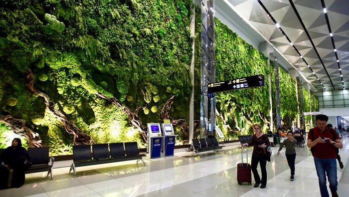Wajah Baru Bandara Soetta, Rimbun dengan Hutan Tropis Ragam elemen hijau terlihat di Terminal 3 Bandara Soekarno-Hatta. Mulai dari taman outdoor, taman vertikal, serta lampu LED berukuran besar yang menampilkan kekayaan alam Indonesia.