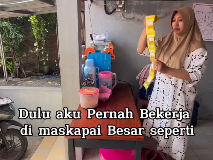 Wanita ini mengungkapkan kisahnya yang dulu pernah bekerja di maskapai penerbangan, kini memutuskan untuk berjualan es dan nasi di depan rumah.