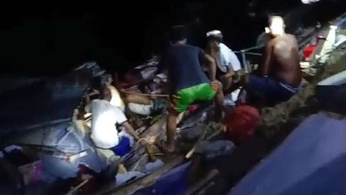 Warga mengevakuasi material longsor di Gorontalo.