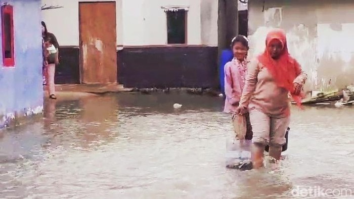 Warga Tirtajaya Karawang saat beraktivitas di tengah banjir rob