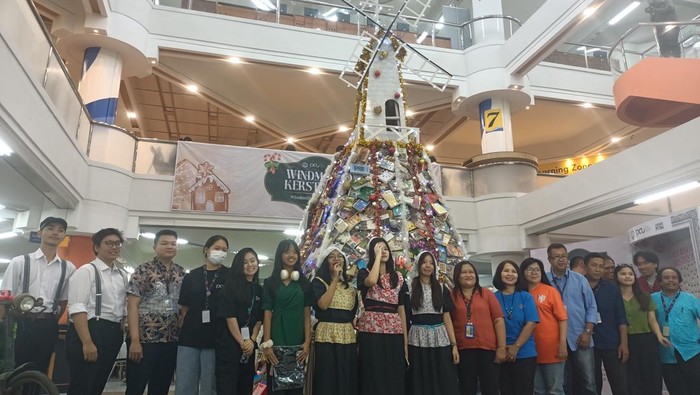 Windmolen Kerstboom atau Pohon Natal Kincir Angin di Kampus Petra Surabaya