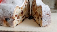 Di Jerman, setiap Natal pasti penuh dengan kue Stollen. Kue ini merupakan fruitcake versi roti karena menggunakan berbagai buah kering. Foto: Site/Pool