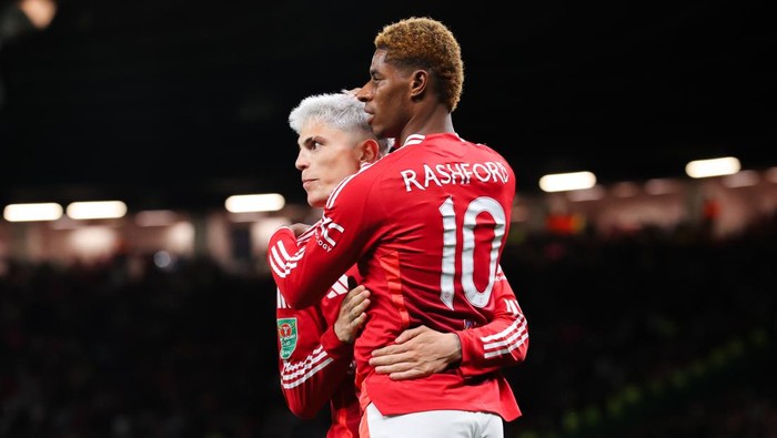 MANCHESTER, ENGLAND - SEPTEMBER 17: Marcus Rashford of MAnchester United celebrates with teammate Alejandro Garnacho after scoring his sides sixth goal during the Carabao Cup Third Round match between Manchester United and Barnsley at Old Trafford on September 17, 2024 in Manchester, England. (Photo by James Gill - Danehouse/Getty Images)