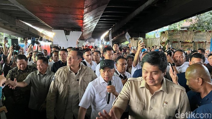 AHY ditemani dua menteri lainnya yakni Menteri Perumahan dan Kawasan Permukiman Maruarar Sirait, dan Menteri Dalam Negeri Tito Karnavian ke kawasan kolong jembatan Pasupati