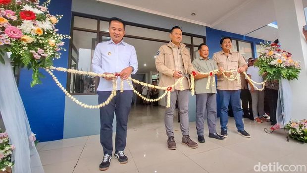AHY saat melakukan kunjungan ke rusunawa Rancaekek.