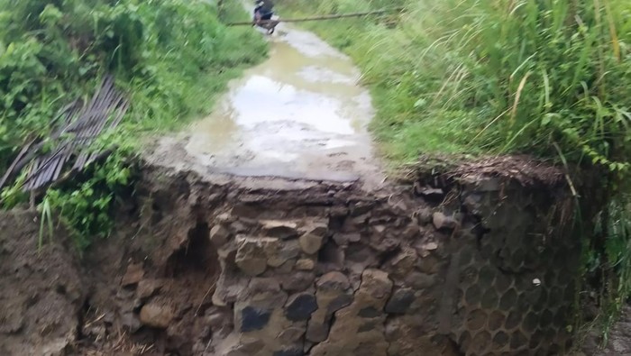 Akses Penghubung Dua Desa Cirebon Lumpuh gegara Banjir